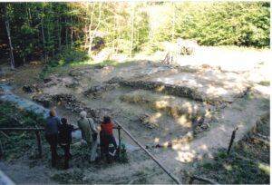 Die Ausgrabungsstätte noch ohne Schutzdach 2004 (Peter Weller, CC BY-SA 3.0)
